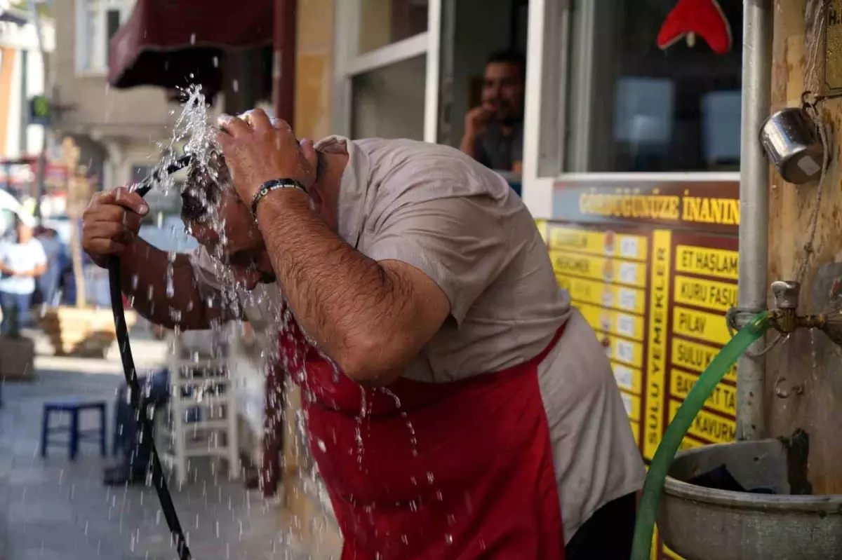 Bayburt’ta Lokantacı Hortumla Serinliyor bayburtta lokantaci hortumla serinliyor tTlPefq5