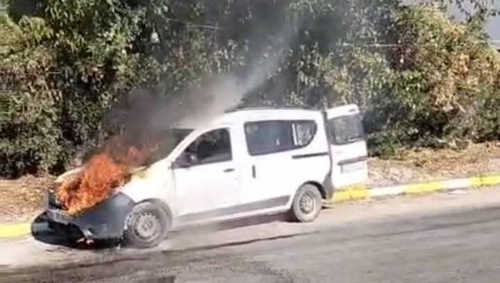 arac seyir halindeyken alev aldi NjjU6T5H