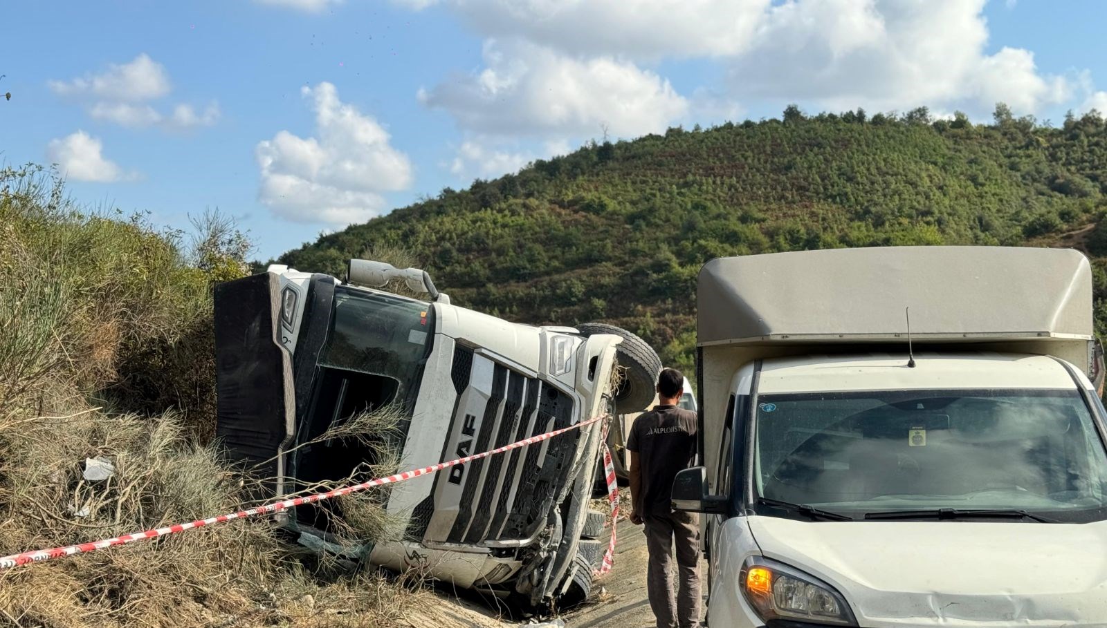 arnavutkoyde hafriyat kamyonu devrildi zEYYyHY3