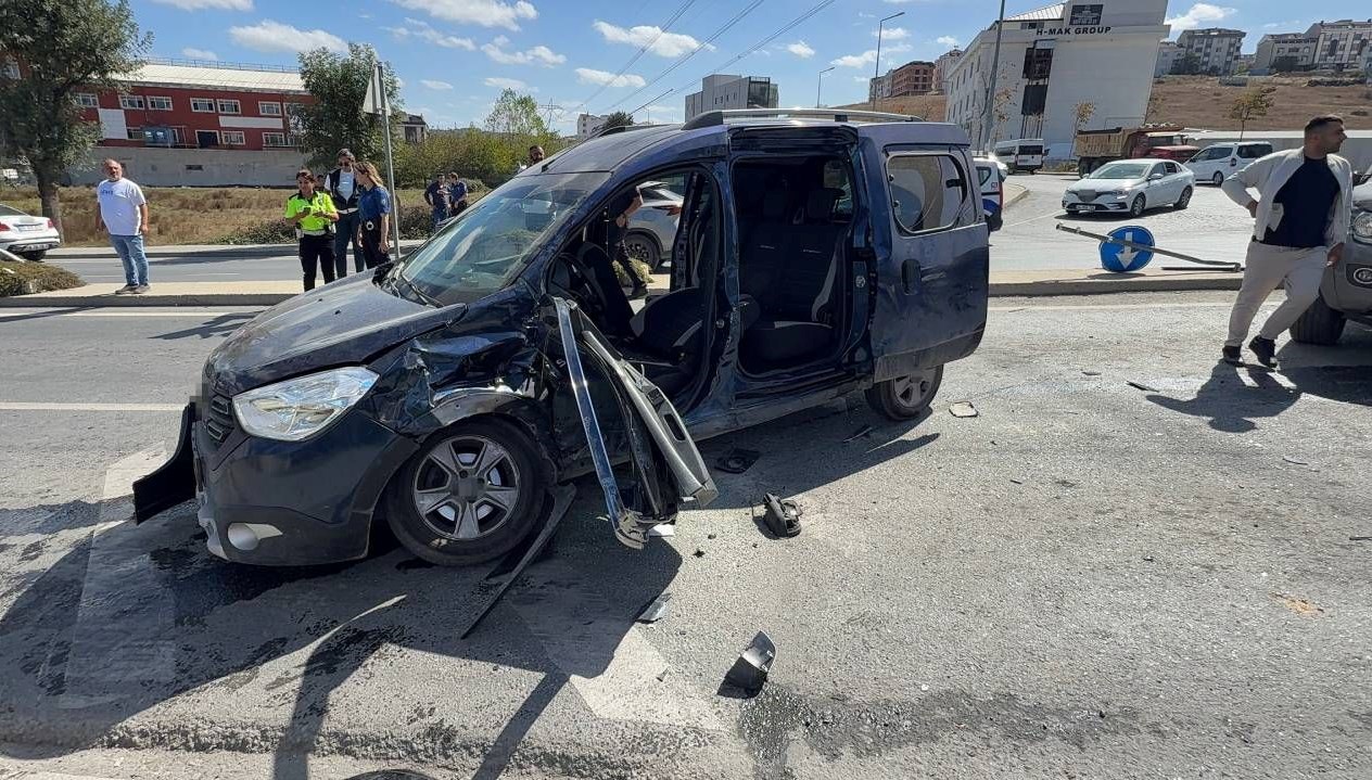 arnavutkoyde iki arac carpisti A2A5WIJv