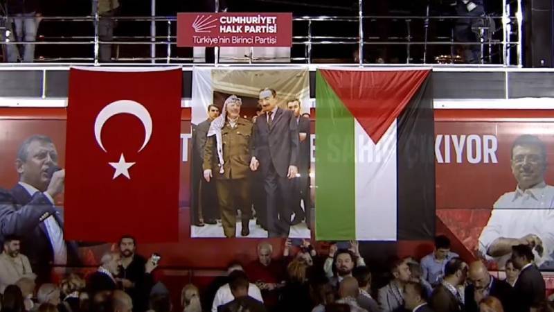 chpnin eyupsultandaki filistine destek mitingine bulent ecevit ve yaser arafatin fotografi asildi 9Iv3OL2B