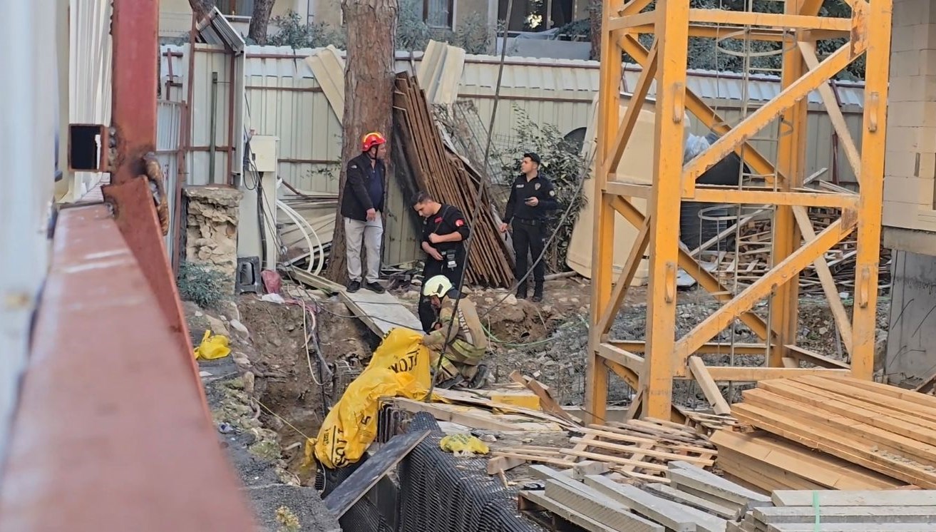 60 yasindaki isci insaatta yuksekten duserek can verdi UnsTDKQx