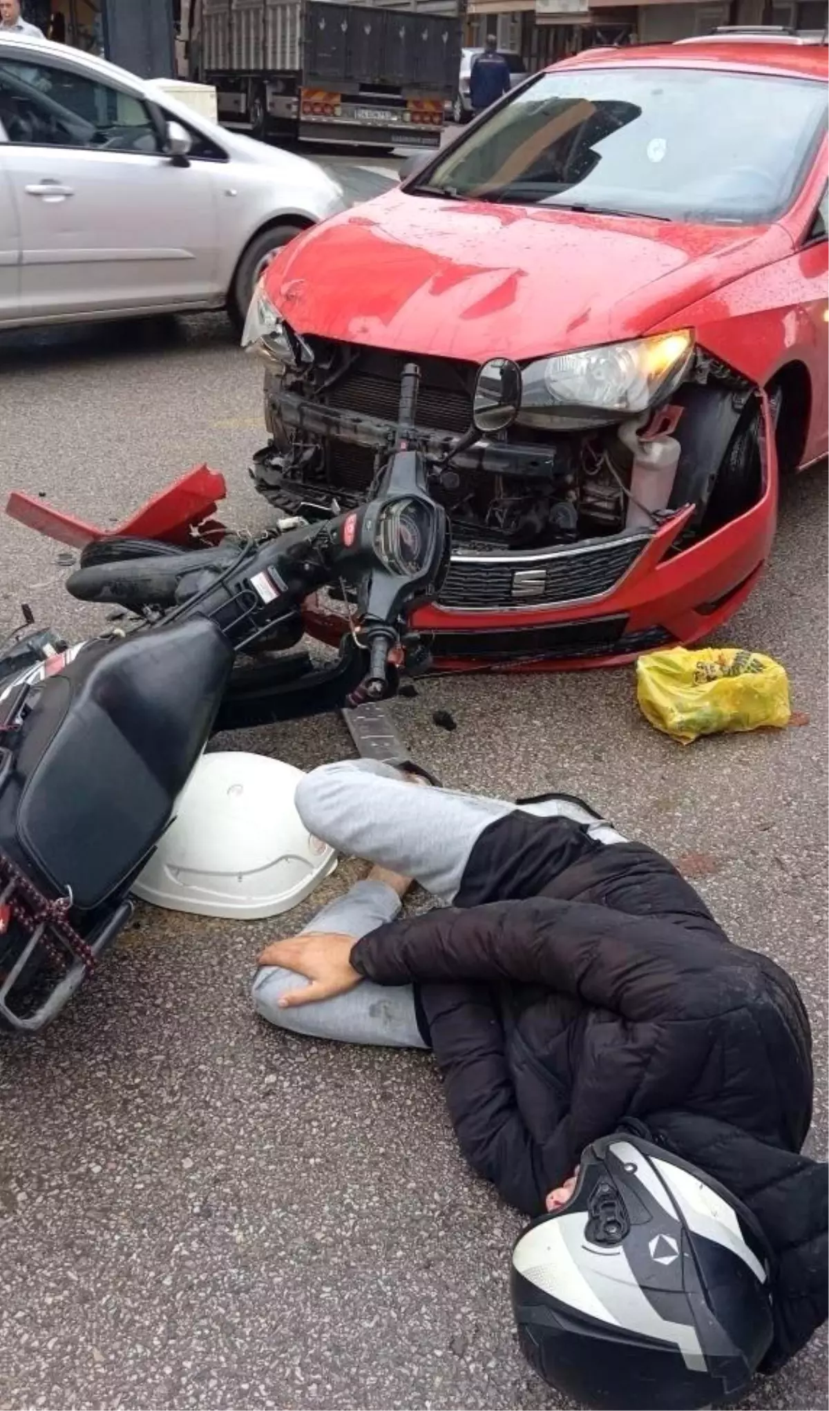 adapazarinda motosiklet ve otomobil kafa kafaya carpisti C8Th3g4w.jpg