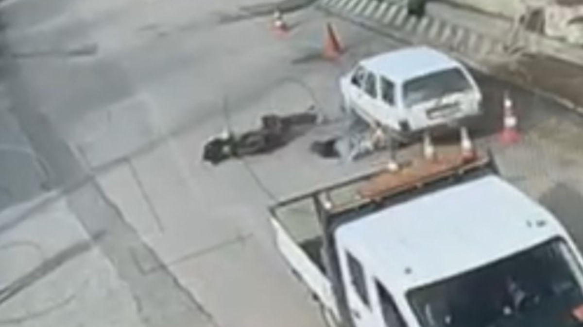 boluda hatali sollama yapan motosiklete otomobil carpti LIiXWEMv.jpg