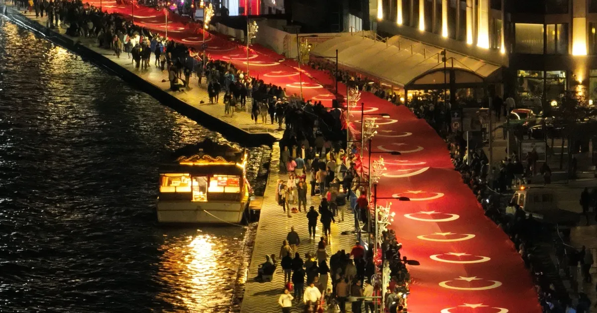 izmir 350 metrelik turk bayragi ile yurudu qwm6NZRk.webp