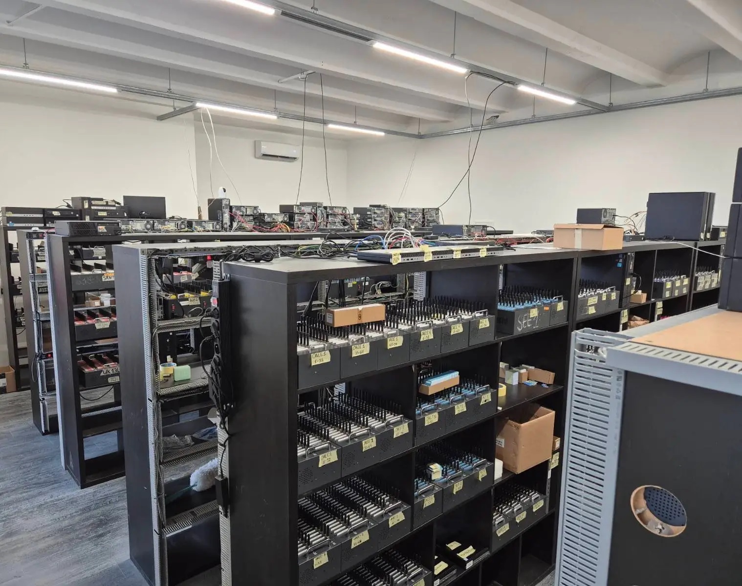 once abd simdi letonya sim kart dolandiriciligina kuresel darbe TWuv856E.jpg