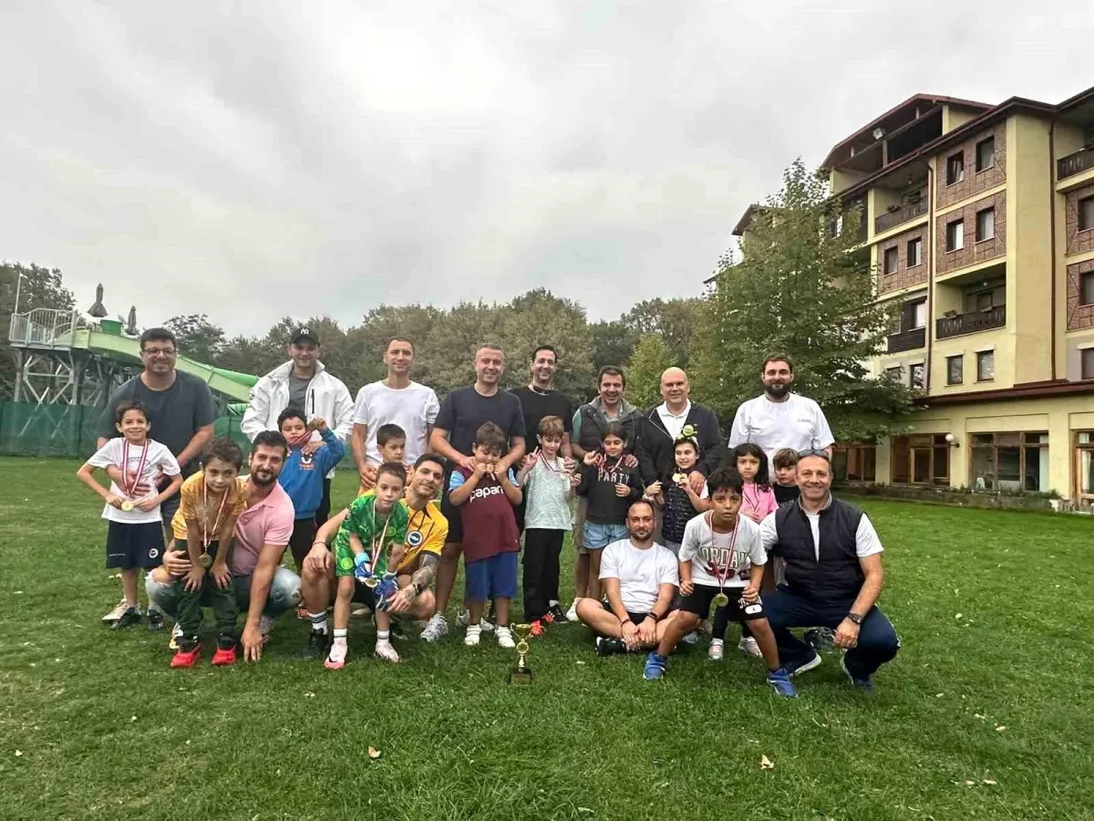 turkiyeyi sarsan faciada can veren minik doga grand kartal otel sahipleriyle ayni karede M142uzpK.jpg