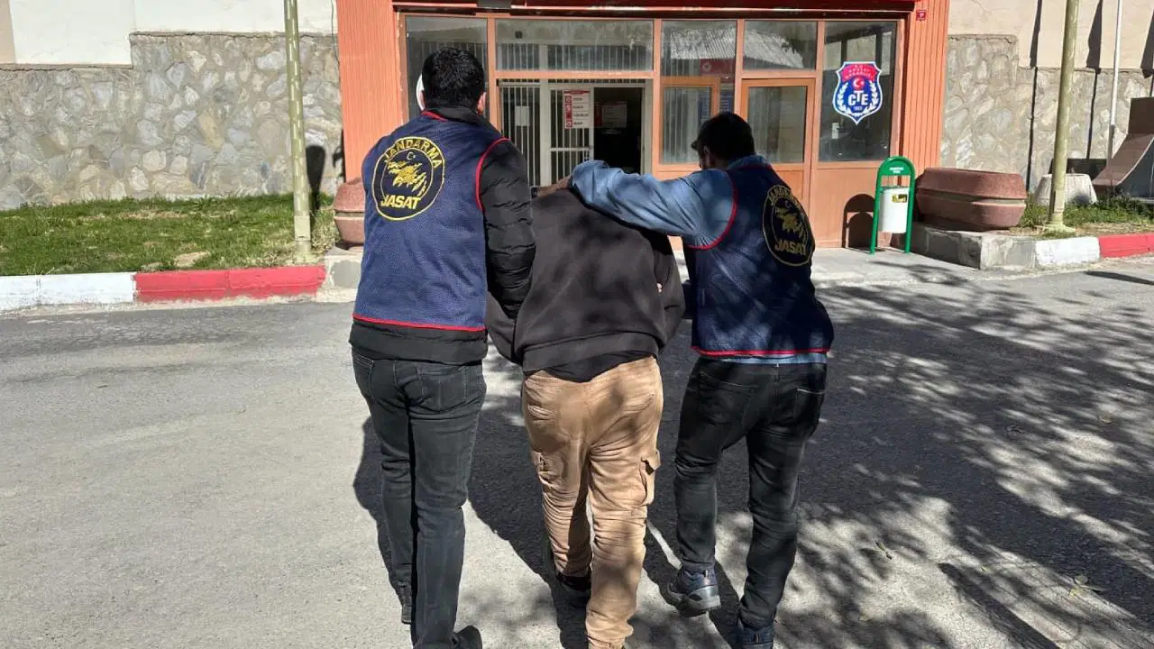 9 yildir araniyordu jandarma operasyonu ile yakalandi Wd5IxtcX.jpg