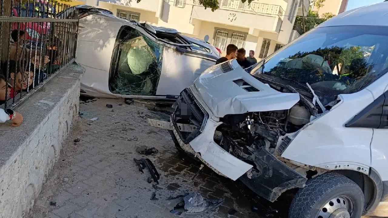 adiyamanda feci kaza okul servisi ile otomobil carpisti yaralilar var kVDmH7HP.jpg