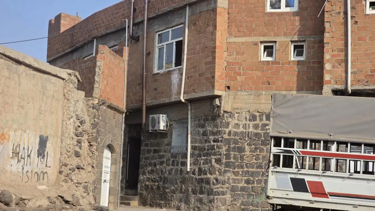 sanliurfada bir evde silahli catisma 1 kisi oldu 8 gozalti var 2CsiBl9S.jpg