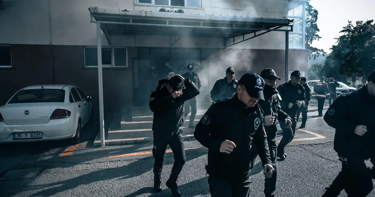 İzmir İtfaiyesi’nden polis okulunda yangın tatbikatı