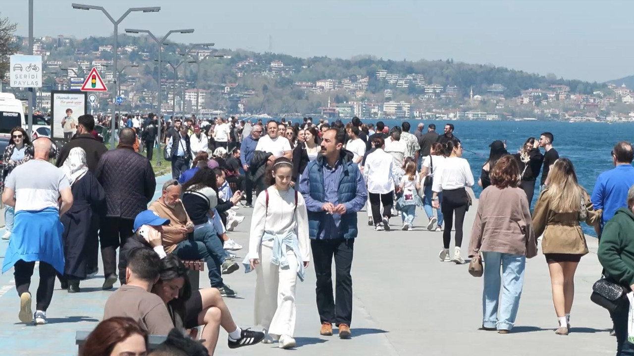 İstanbullular Bahar Güneşinin Tadını Çıkarıyor: Parklar ve Sahiller Kalabalık
