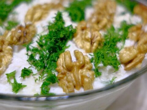 Sofranın en lezzetli eşlikçisi! Maydanozu bir de cevizle deneyin, yiyen vazgeçemiyor